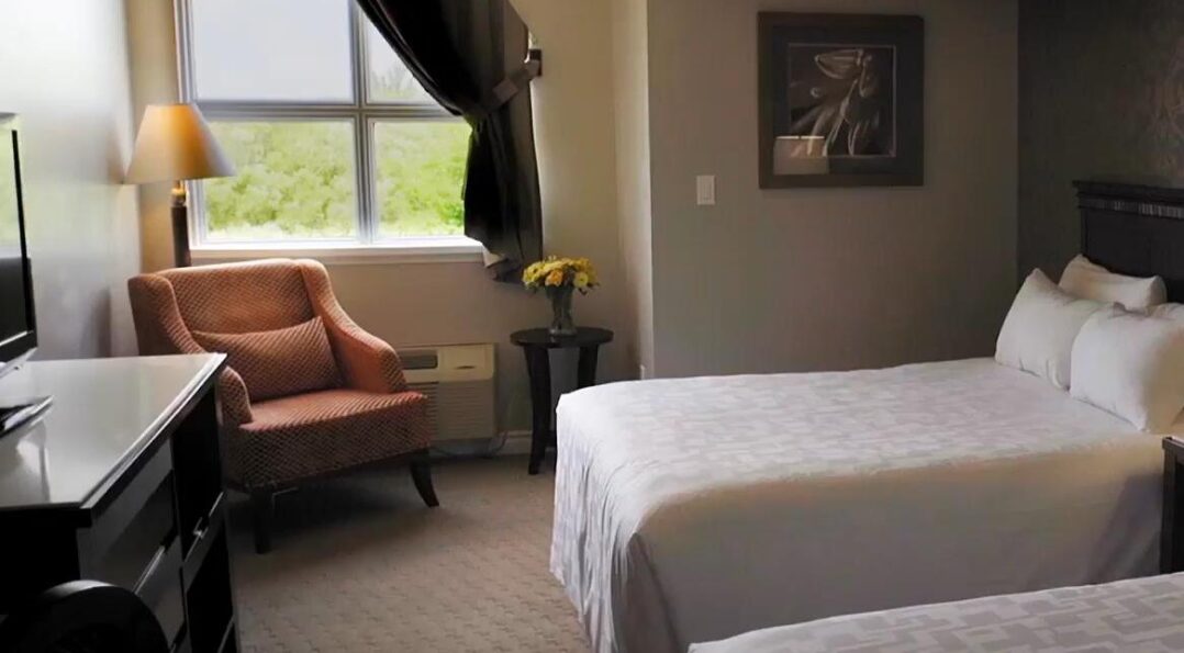 Deluxe-Inn-Two-Queens-Rooms