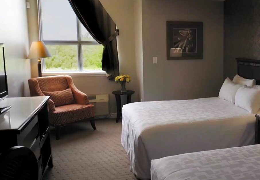 Deluxe-Inn-Two-Queens-Rooms